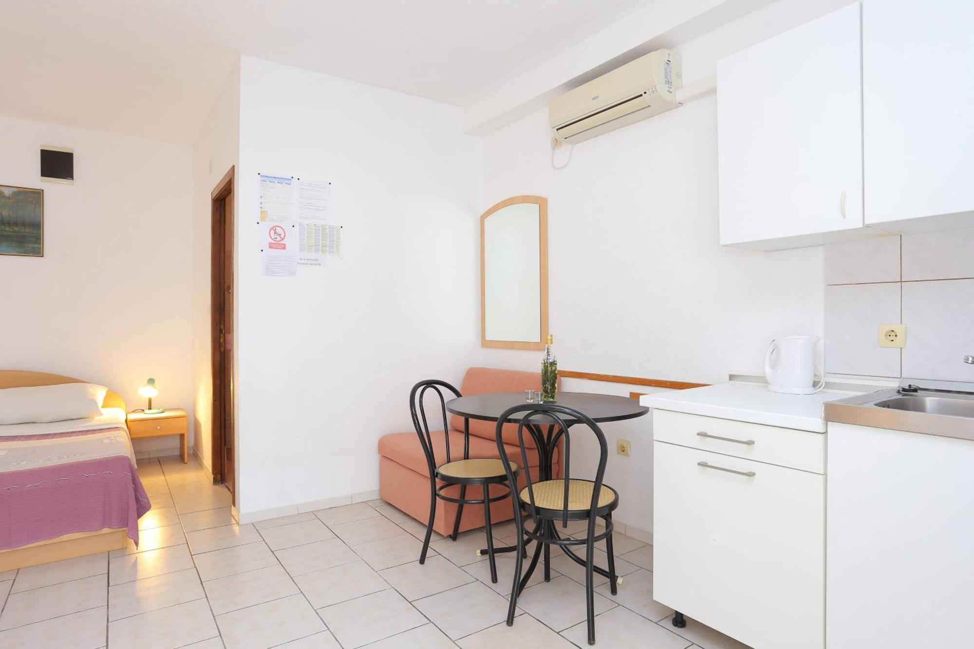 Family Friendly Apartments With A Swimming Pool Businci, Ciovo - 11232 Trogir Oda fotoğraf