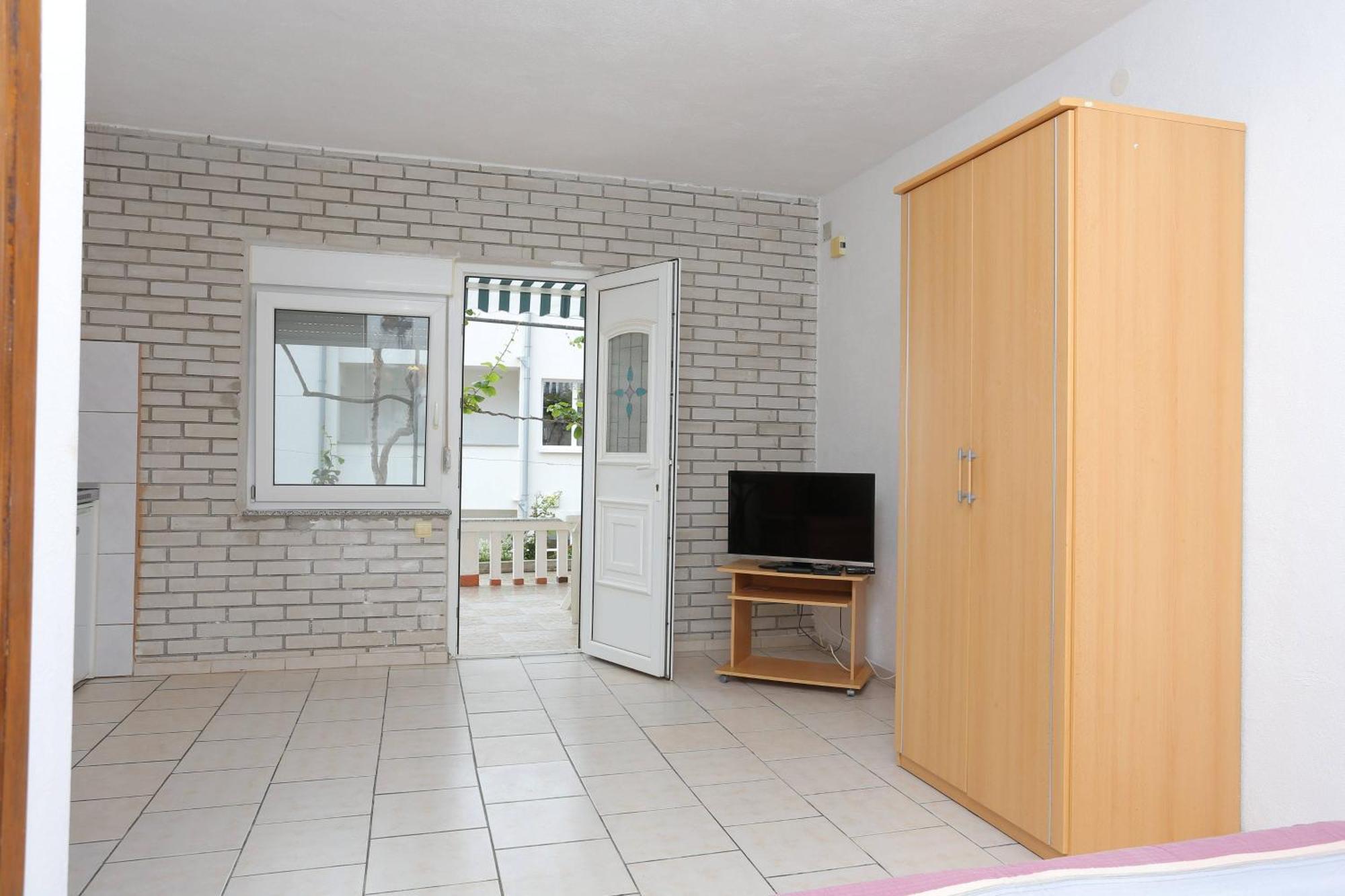 Family Friendly Apartments With A Swimming Pool Businci, Ciovo - 11232 Trogir Oda fotoğraf