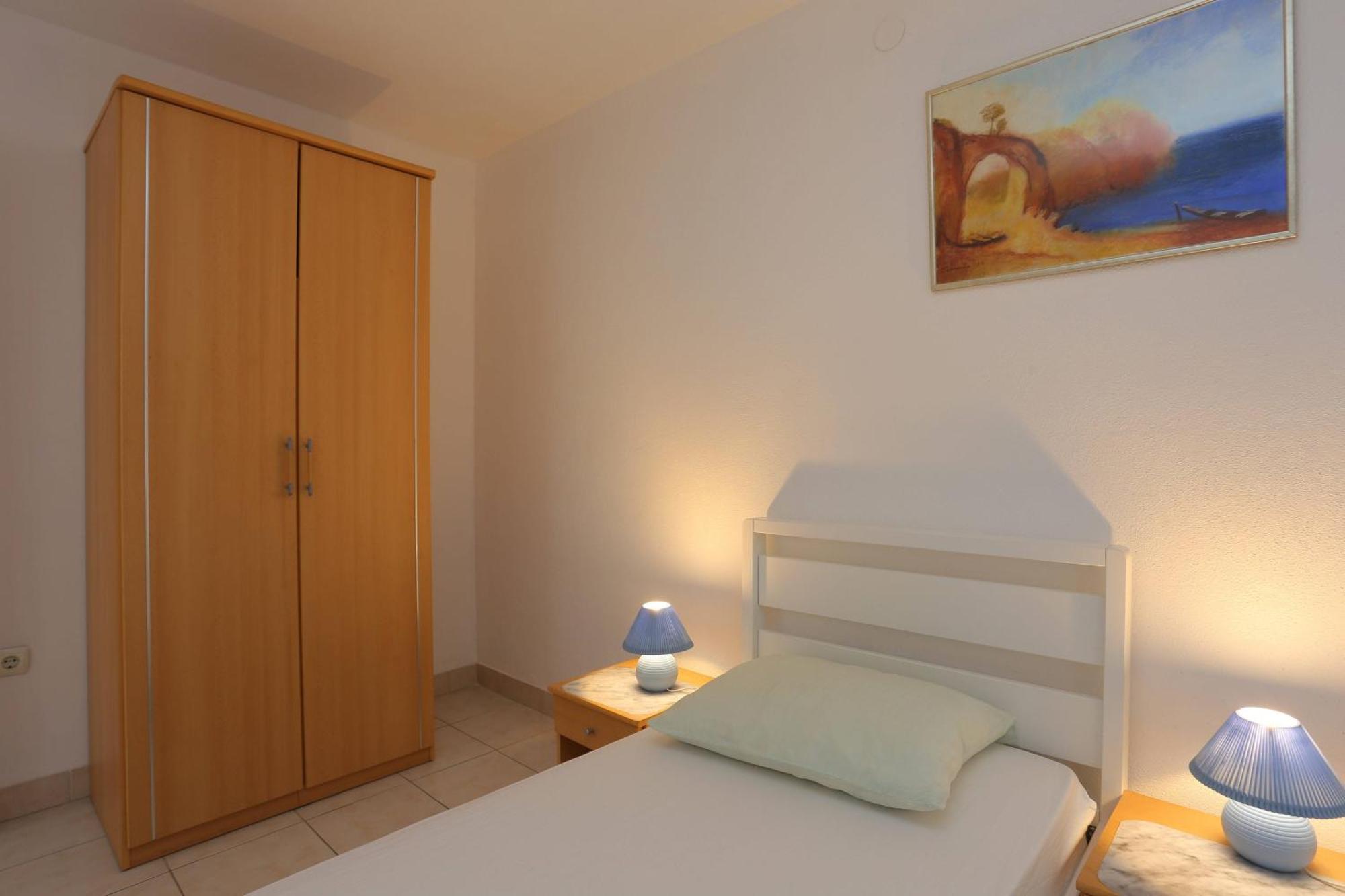 Family Friendly Apartments With A Swimming Pool Businci, Ciovo - 11232 Trogir Oda fotoğraf